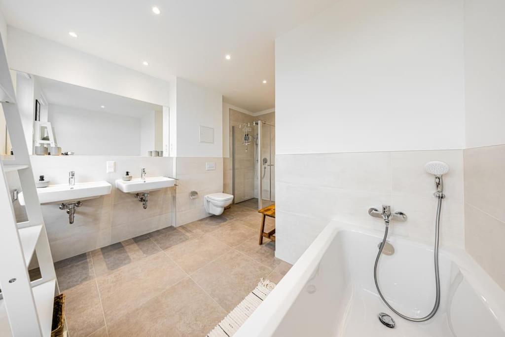 Stylisches Zentrales City-Apartment Mit 2 Balkonen Leipzig Bagian luar foto
